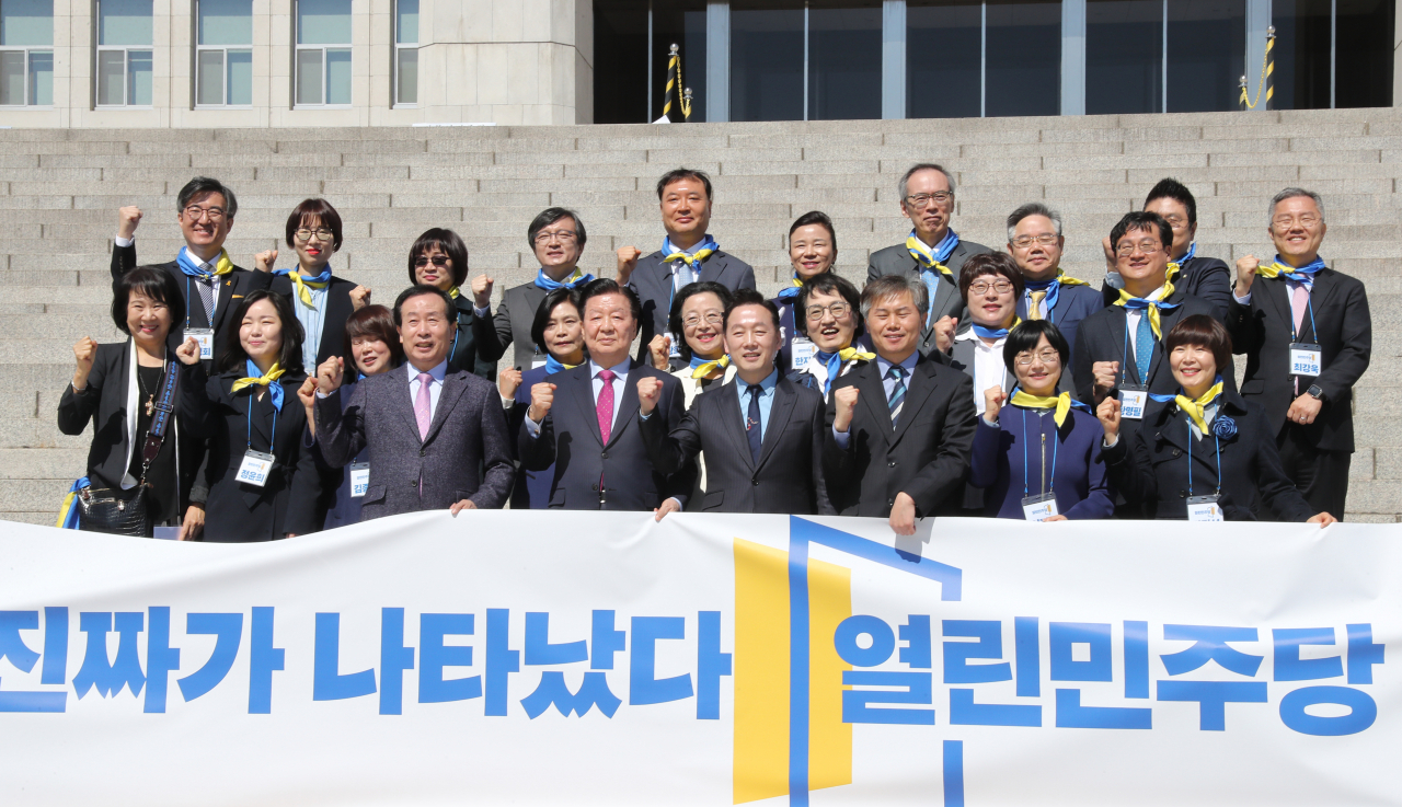 22일 국회 본청앞 계단에서 열린 열린민주당 비례대표 후보자 출마자 기자회견 참석자들이 기념촬영을 하고 있다. [연합]