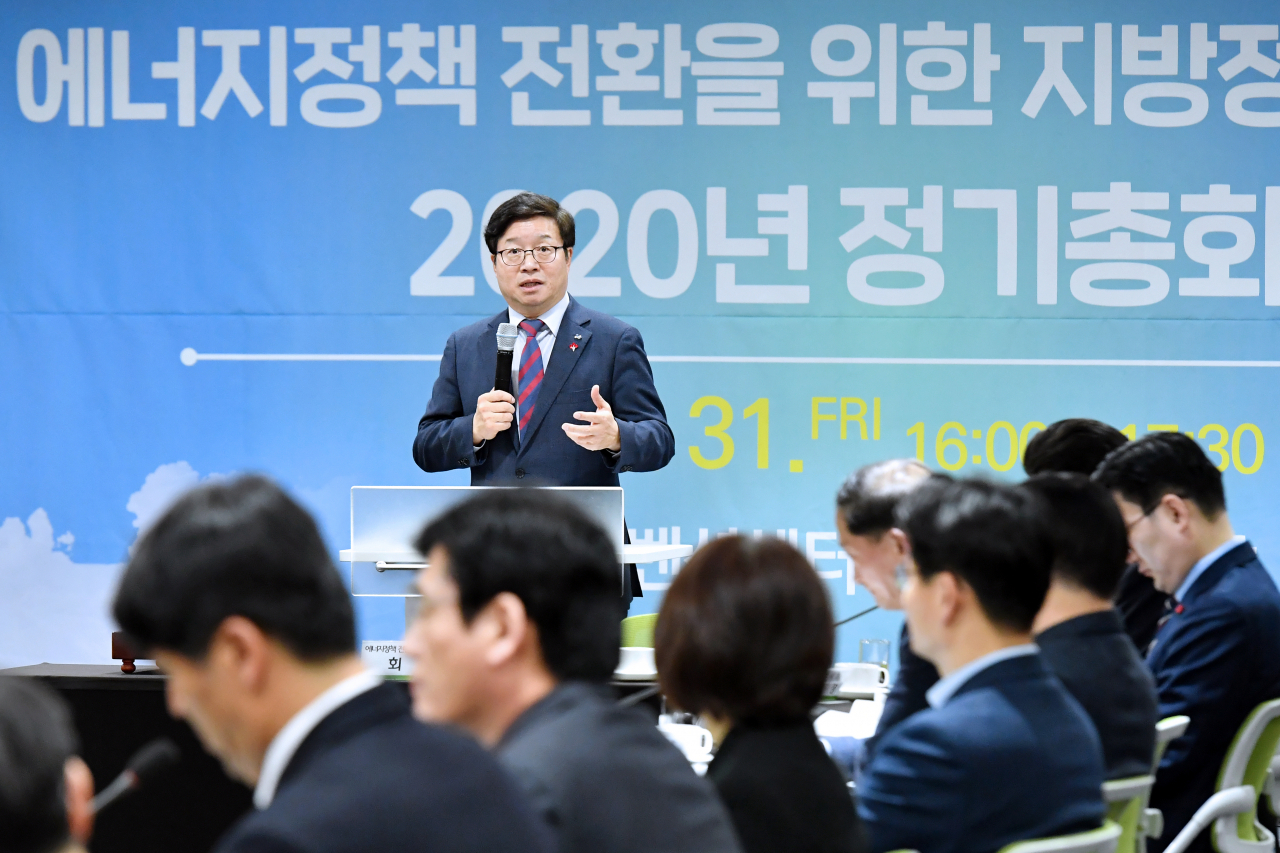 지난해 말 에너지전환을 위한 지방정부 협의회에서 발언하고 있는 염태영 수원시장. [수원시 제공]