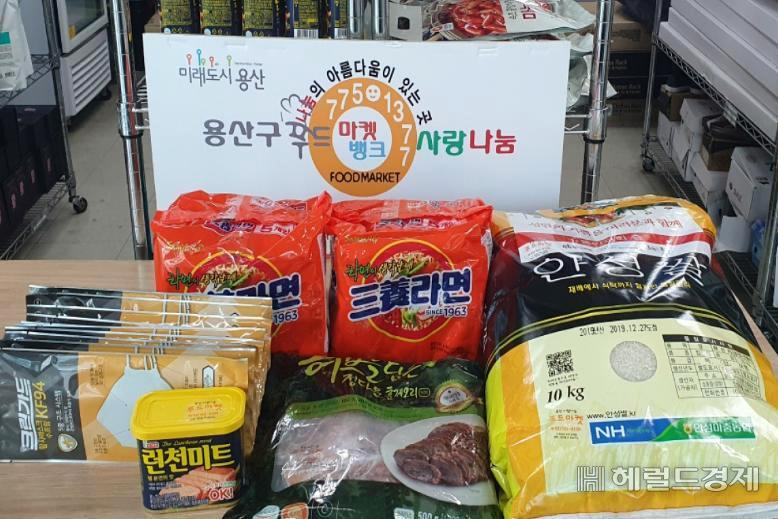 긴급꾸러미에 들어가는 식품들.