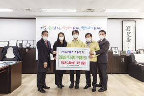 인천 서구 이재현 구청장(가운데)과 DK도시개발·DK아시아의 김효종 전무이사(오른쪽에서 첫 번째) 등 구청 및 회사 관계자가 기념 촬영하는 모습. [DK도시개발 제공]