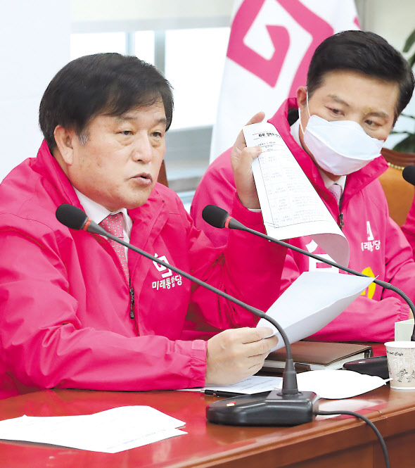 미래통합당 이진복 선거대책위원회 총괄본부장이 24일 오전 국회에서 열린 선거전략대책회의에서 외부단체의 미래통합당 후보에 대한 선거방해 사례를 적은 보고서를 들어 보이고 있다. [연합]