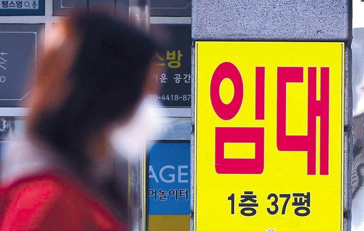 신종코로나바이러스 감염증 이 장기화되면서 시민들의 체감 경기가 급격히 얼어붙은 가운데 지난달 24일 오전 서울 종각역 인근 건물에 임대 문구가 붙어있다. [이상섭 기자]