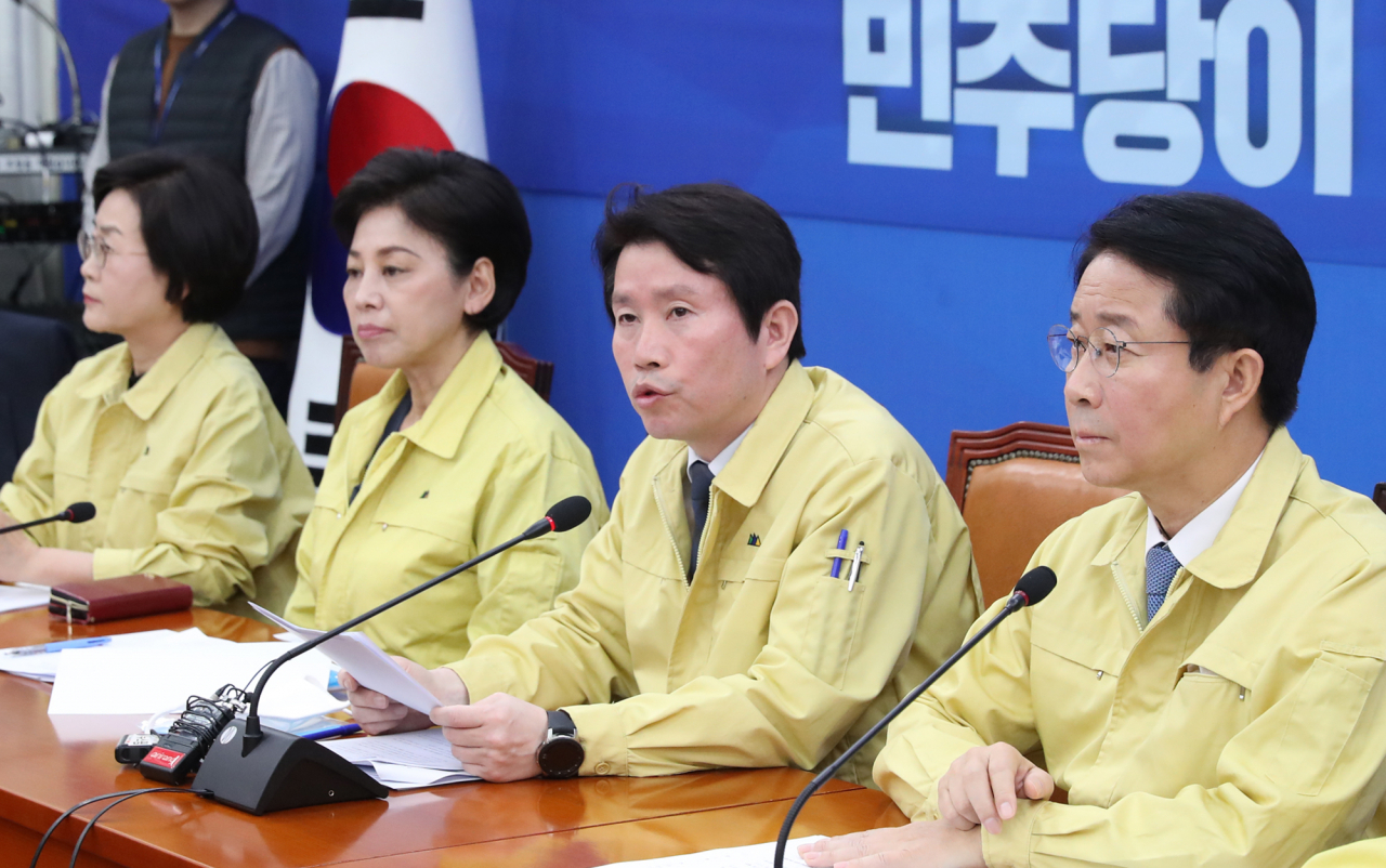 24일 국회에서 열린 더불어민주당 코로나19 국난극복위원회 실행위원회 회의에서 이인영 총괄본부장(원내대표)이 발언하고 있다. [연합]