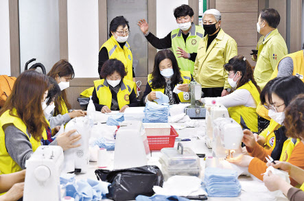 삼척시자원봉사센터 ‘사랑의 안심 마스크 만들기’ 행사 . [연합]