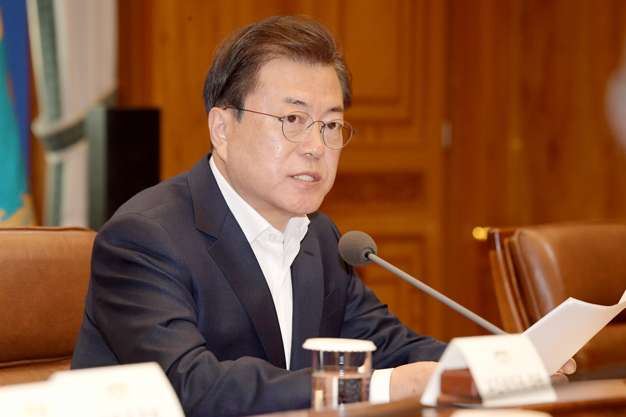 문재인 대통령이 24일 청와대에서 코로나19 관련 2차 비상경제회의를 주재하고 있다. [연합]