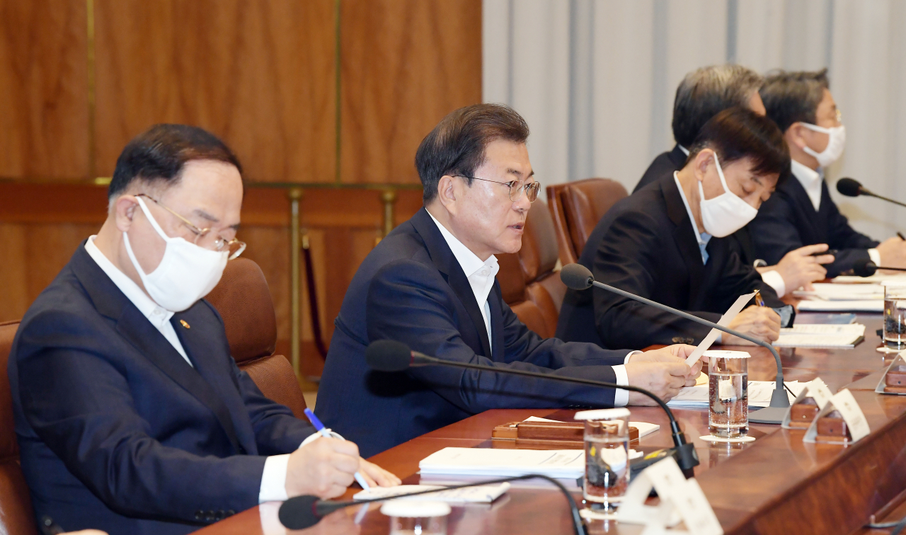 문재인 대통령이 24일 청와대에서 코로나19 관련 2차 비상경제회의를 주재하고 있다. [연합]
