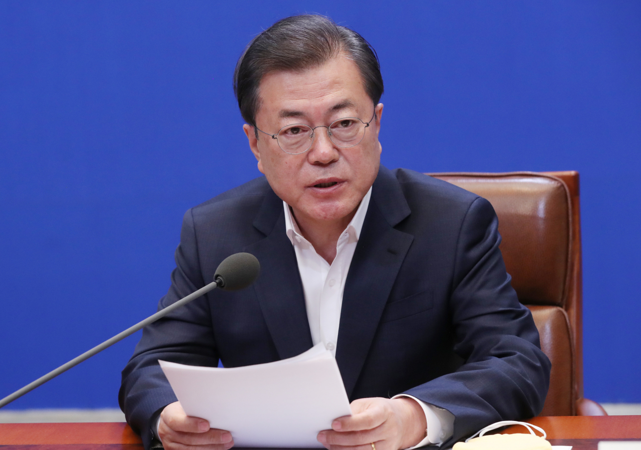 문재인 대통령이 24일 청와대에서 코로나19 관련 2차 비상경제회의를 주재하고 있다. [연합]