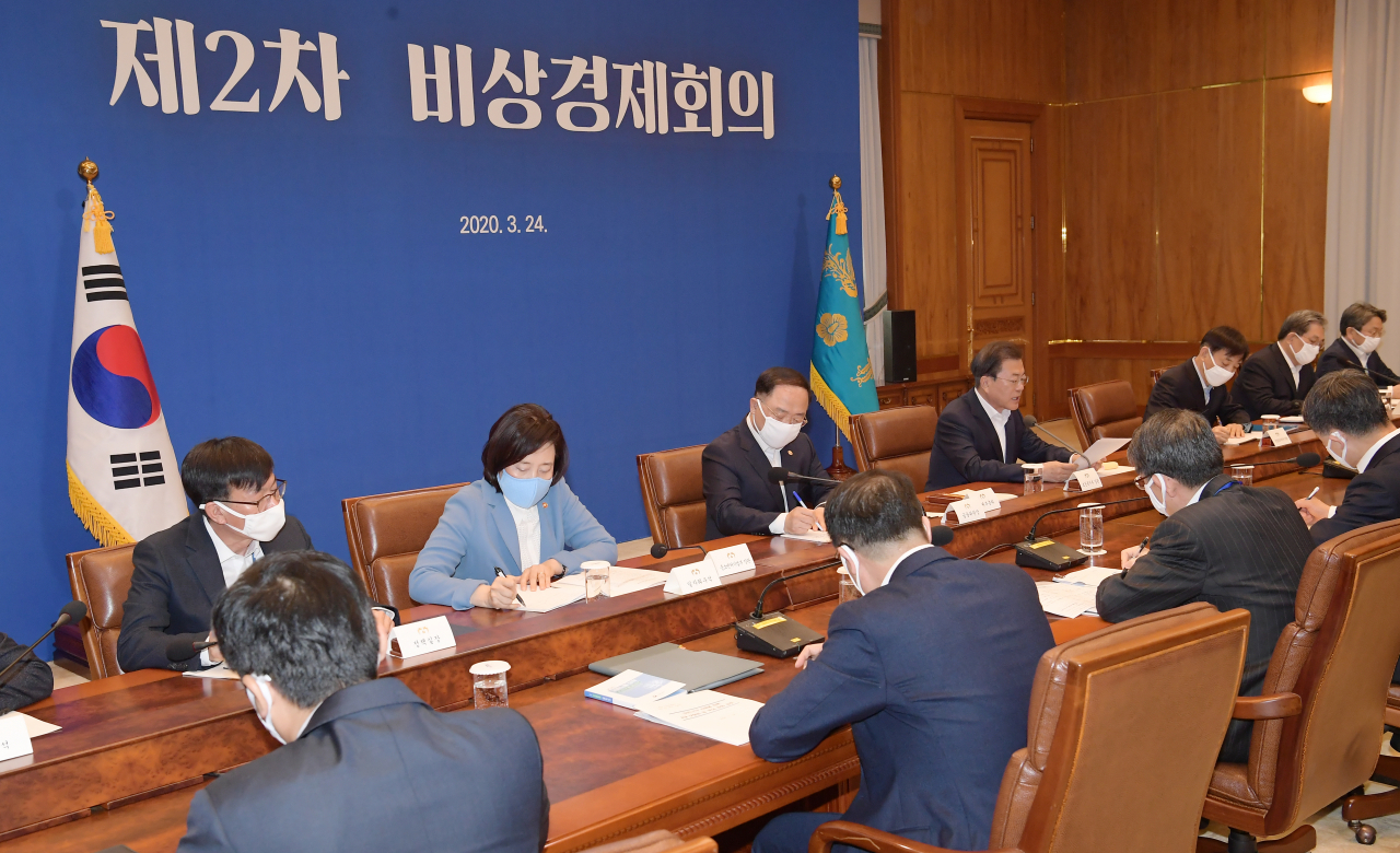 문재인 대통령이 24일 청와대에서 코로나19 관련 2차 비상경제회의를 주재하고 있다. [연합]