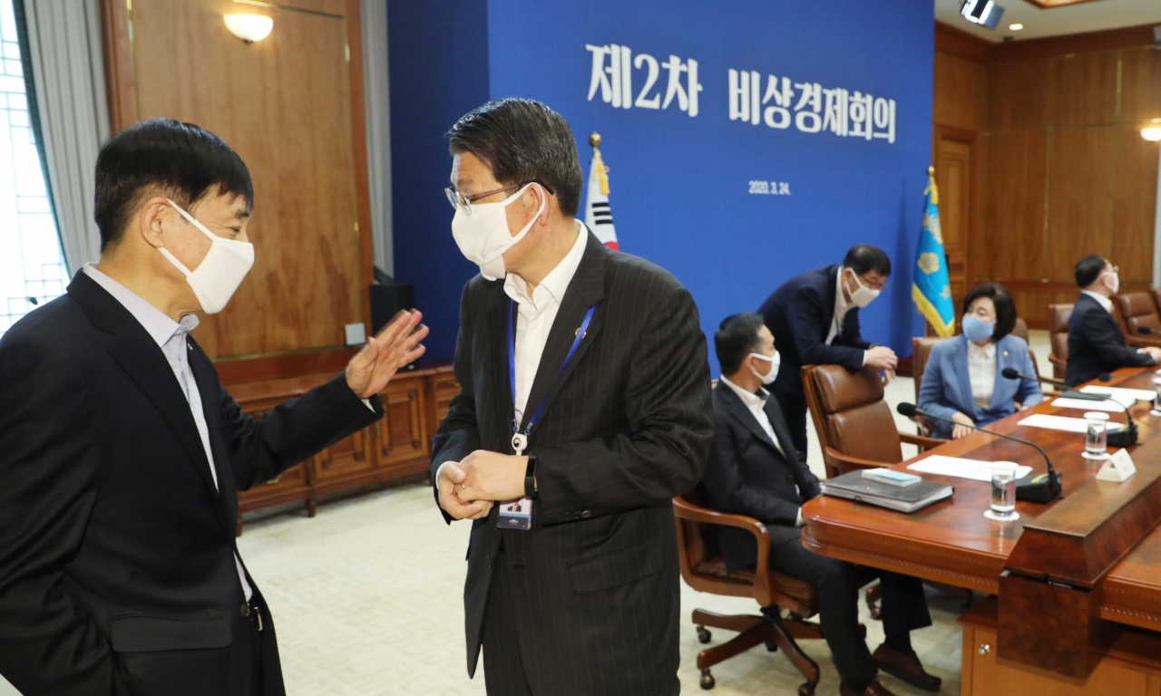 이주열 한국은행 총재(왼쪽)와 은성수 금융위원장이 24일 청와대에서 열린 코로나19 관련 2차 비상경제회의에 참석해 있다. 은 위원장은 이날 오후 정부서울청사에서 브리핑을 열고 금융대책 세부 계획을 발표했다. [연합]
