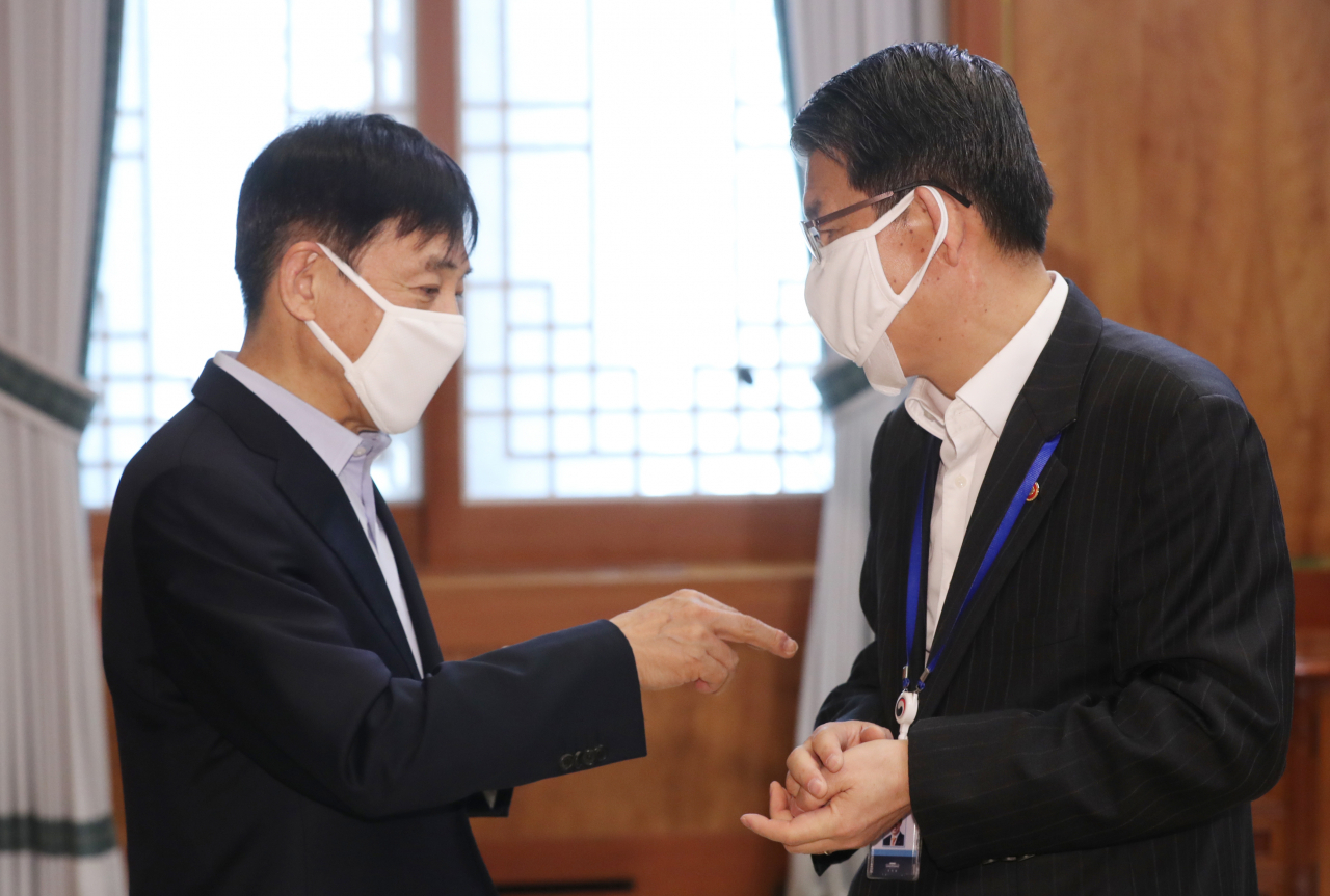 이주열 한국은행 총재(왼쪽)와 은성수 금융위원장이 24일 청와대에서 열린 코로나19 관련 2차 비상경제회의에 참석해 있다. 연합뉴스