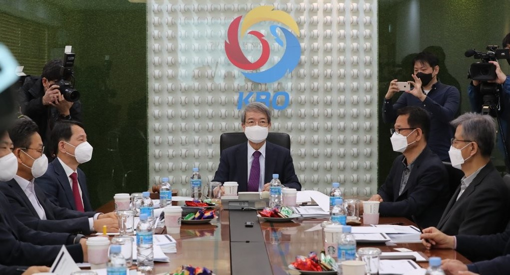 정운찬 한국야구위원회(KBO) 총재가 24일 오전 서울 강남구 야구회관에서 신종 코로나바이러스 감염증(코로나19) 여파로 연기한 정규리그 개막 관련 논의를 위해 열린 이사회를 주재하고 있다. [연합]