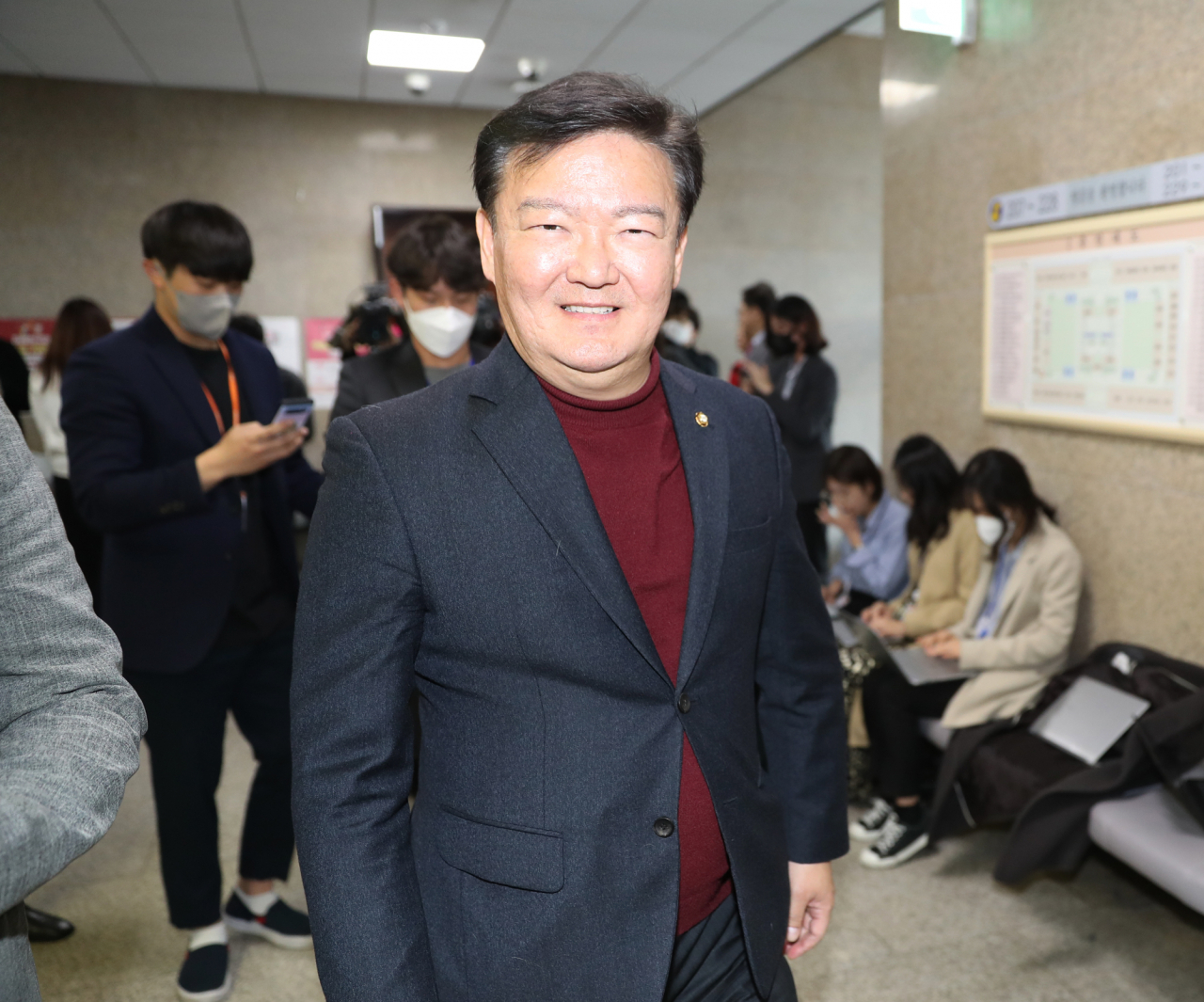 21대 국회의원 선거 미래통합당 인천 연수을 선거구에 공천이 확정된 민경욱 의원이 24일 오후 서울 여의도 국회 미래통합당 공천관리위원회 회의장 앞에서 결과 발표를 듣고 밝은 표정으로 본관을 나서고 있다. [연합]