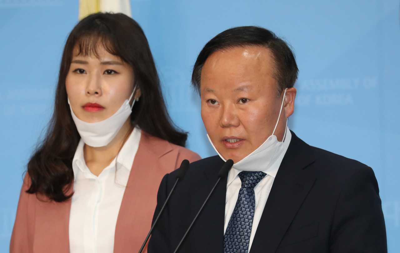 미래통합당 국민과 함께하는 2020 희망공약 개발단 김재원 총괄단장이 24일 서울 여의도 국회 소통관에서 '마스크 대책 공약'을 발표하고 있다. [연합]