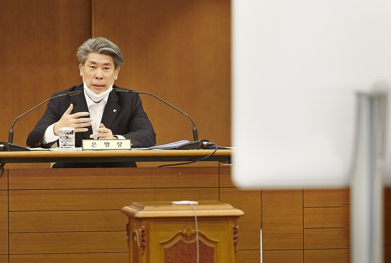 윤종원 기업은행장이 24일 전국 21개 지역본부와 영상회의 시스템으로 경영전략회의를 진행하고 있다. [기업은행 제공] 　