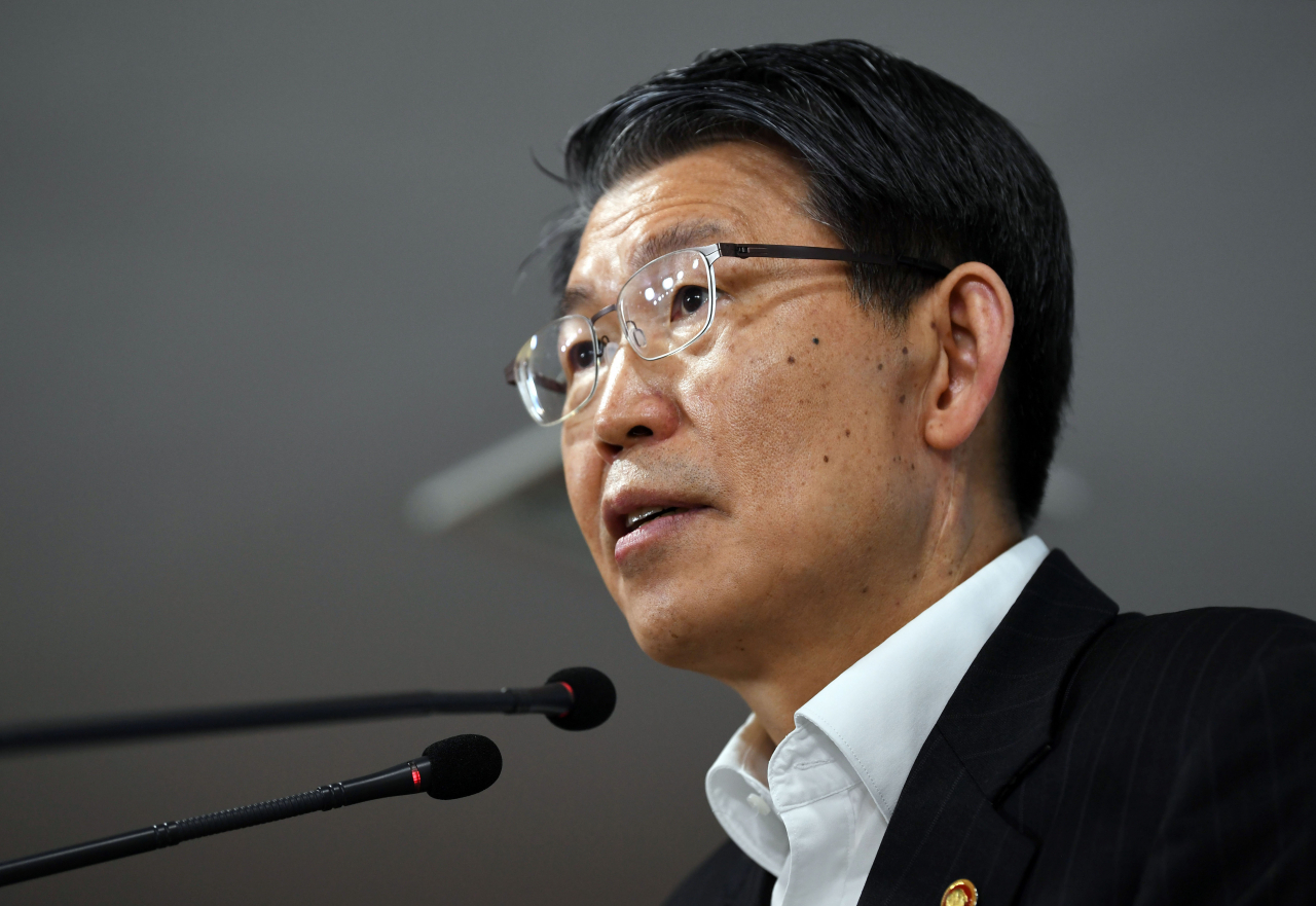 은성수 금융위원장이 지난 24일 오후 정부서울청사에서 코로나19 관련 금융시장 안정화 방안을 발표하고 있다. [연합]