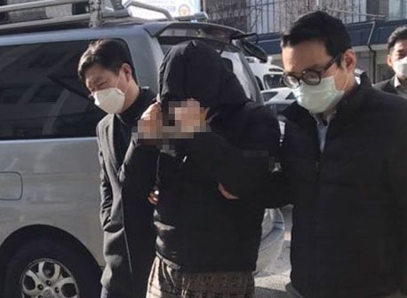 이른바 텔레그램 '박사방'을 운영하며 미성년자 등을 상대로 성 착취물을 제작하고 유포한 혐의를 받는 20대 피의자 A씨가 구속 전 피의자 심문(영장실질심사)을 마친 뒤 서울 종로경찰서 유치장으로 들어가고 있다. [연합]