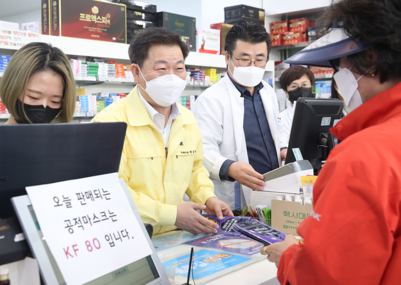 박승원 광명시장은 약국을 방문해 마스크 판매로 어려움을 겪고 있는 약사를 격려하고 약국의 일손을 도와 직접 마스크를 판매했다. [광명시 제공]