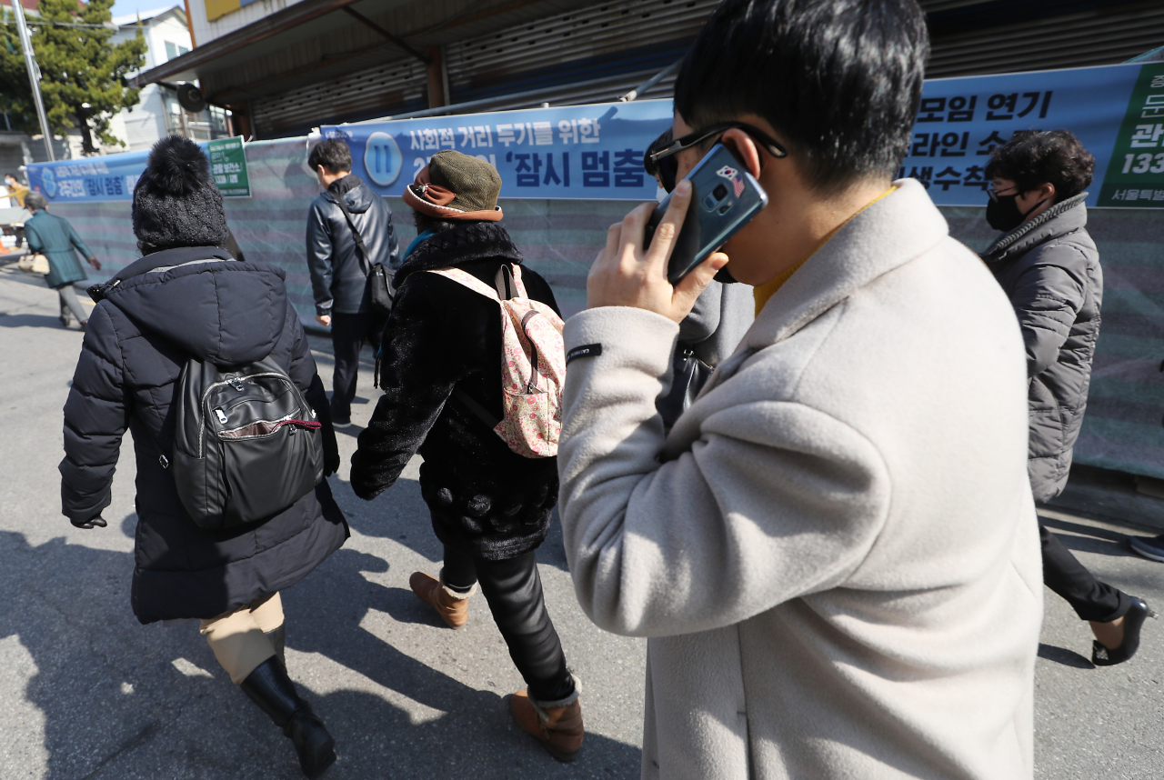 8일 오전 성북구 사랑제일교회에서 열리는 문재인하야범국민투쟁본부(범투본) 주일연합예배에 범투본 관계자들과 신도들이 들어가고 있다. 사랑제일교회는 경찰에 구속된 범투본 총괄대표 전광훈 한국기독교총연합회 대표회장 목사가 담임목사로 있는 곳이다. [연합뉴스]