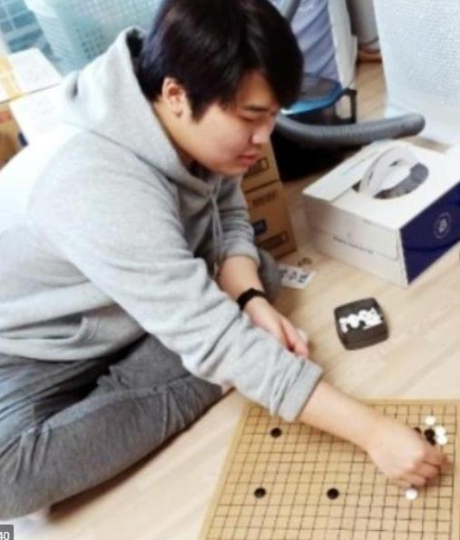 인터넷 메신저 텔레그램에서 일명 '박사방'을 운영하며 성 착취물을 유포한 혐의로 구속된 조주빈씨가 지난해 10월 인천 한 보육원에서 봉사활동을 하며 어린이와 바둑을 두는 모습. [연합]