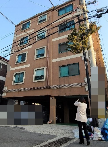 24일 오후 조씨가 인천 모 전문대에 다닐 때 거주한 인천시 미추홀구 빌라 인근 주민들은 같은 동네에 살던 20대 청년이 끔찍한 성범죄 피의자라는 소식에 놀라움을 감추지 못했다고 밝혔다. 사진은 '박사방' 운영자 조주빈 씨가 거주한 인천시 미추홀구의 한 빌라. [연합]