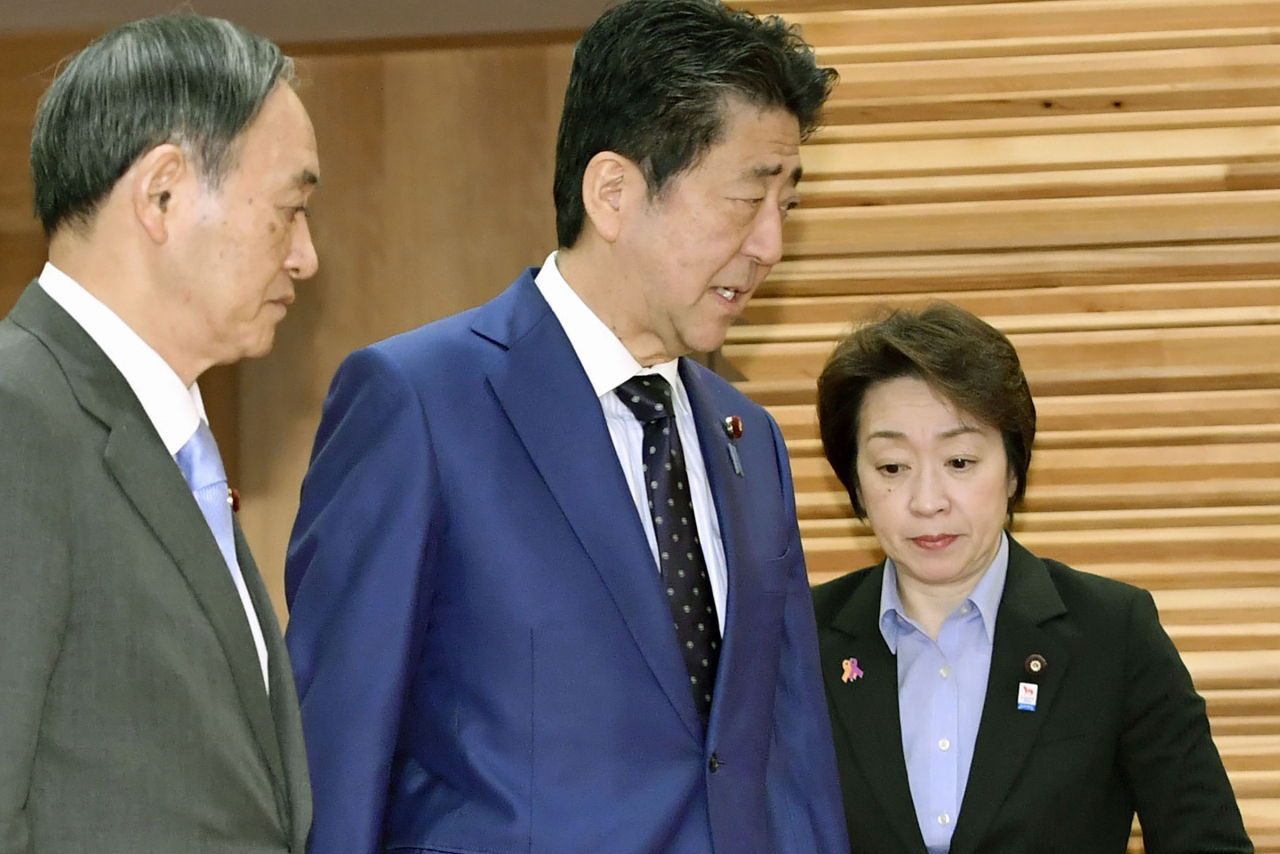 아베 신조 일본 총리. 오른쪽은 올림픽담당상인 세이코 하시모토.[AP]