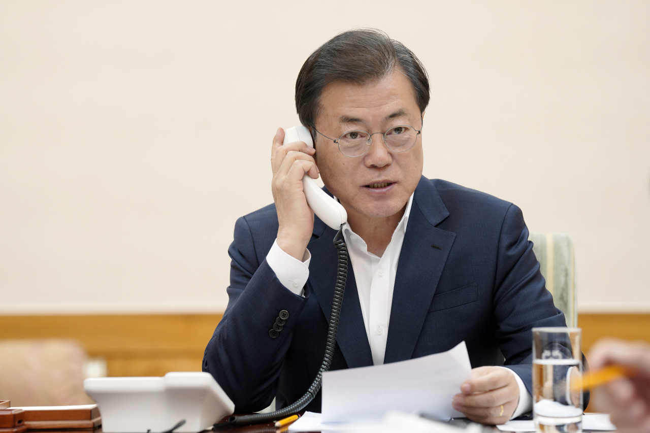문재인 대통령이 24일 오후 청와대 관저에서 무함마드 빈 살만 사우디아라비아 왕세자와 통화하고 있다. [연합]