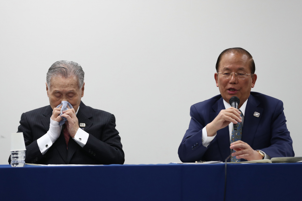 '올림픽 연기합니다.' 24일(한국시간) 열린 기자회견에서 모리 요시로 도쿄올림픽 조직위원장(왼쪽)과 무토 도시로 사무총장이 올림픽 개최가 코로나 바이러스로 인해 내년으로 미뤄졌다고 발표하고 있다.AFP연합뉴스