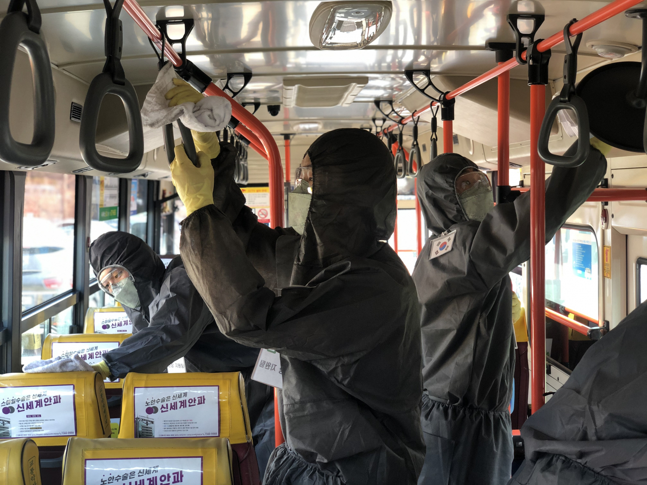 지난 24일 광주의 한 버스공용차고지에서 육군 제31보병사단 장병들이 시내버스 방역을 하고 있다.[연합]