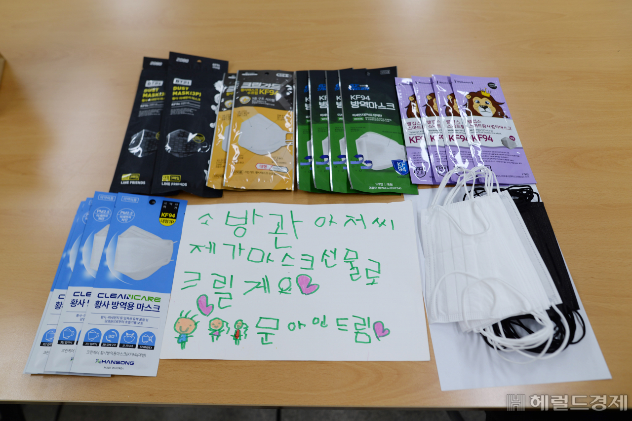 서울 송파소방서에 한 어린이가 보낸 마스크와 119구급대를 응원하는 손 편지. [서울시 소방재난본부 제공]