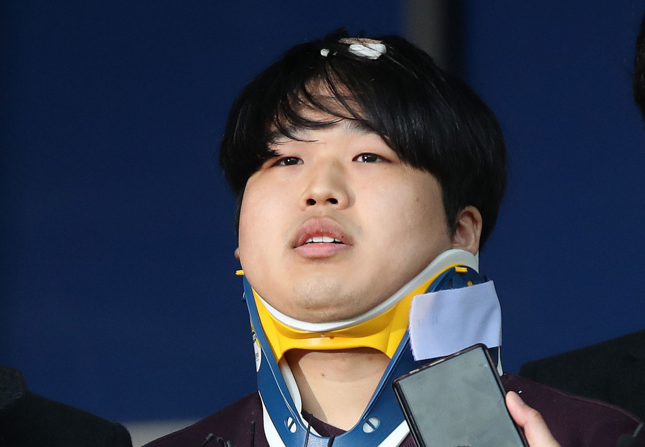 여성을 협박해 성 착취 불법 촬영물을 제작하고 유포한 텔레그램 '박사방' 운영자 조주빈이 25일 오전 서울 종로경찰서에서 검찰로 송치되기 전 취재진 질문에 답하고 있다. [연합]