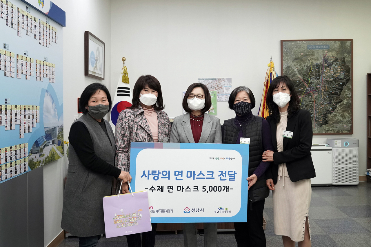 왼쪽부터 유남이 사랑나눔봉사단 회장, 김귀자 새마을부녀회장, 은수미 성남시장, 정성희 성남FC줌마서포터즈 단장, 이금연 환경실천연합회 회장. [성남시 제공]