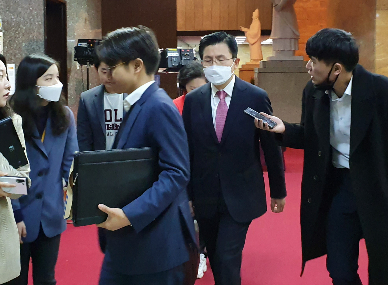 황교안 미래통합당 대표가 25일 국회에서 열린 비공개 최고위원회의에 입장하고 있다. [연합]