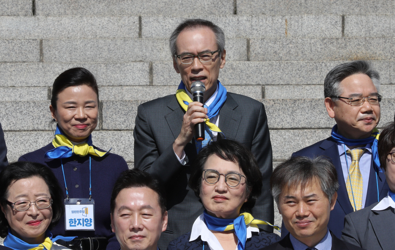 주진형 전 한화투자증권 사장이 22일 오전 서울 여의도 국회 본청앞 계단에서 열린 열린민주당 비례대표 후보자 출마자 기자회견에서 발언하고 있다 [연합]