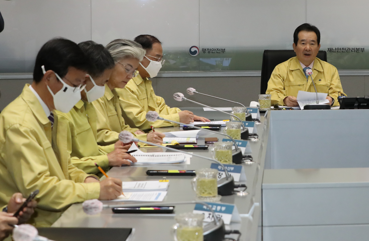 정세균 국무총리가 25일 정부서울청사 중앙재난안전상황실 서울상황센터에서 열린 신종 코로나바이러스 감염증(코로나19) 대응 중앙재난안전대책본부 회의를 주재하고 있다. [연합]