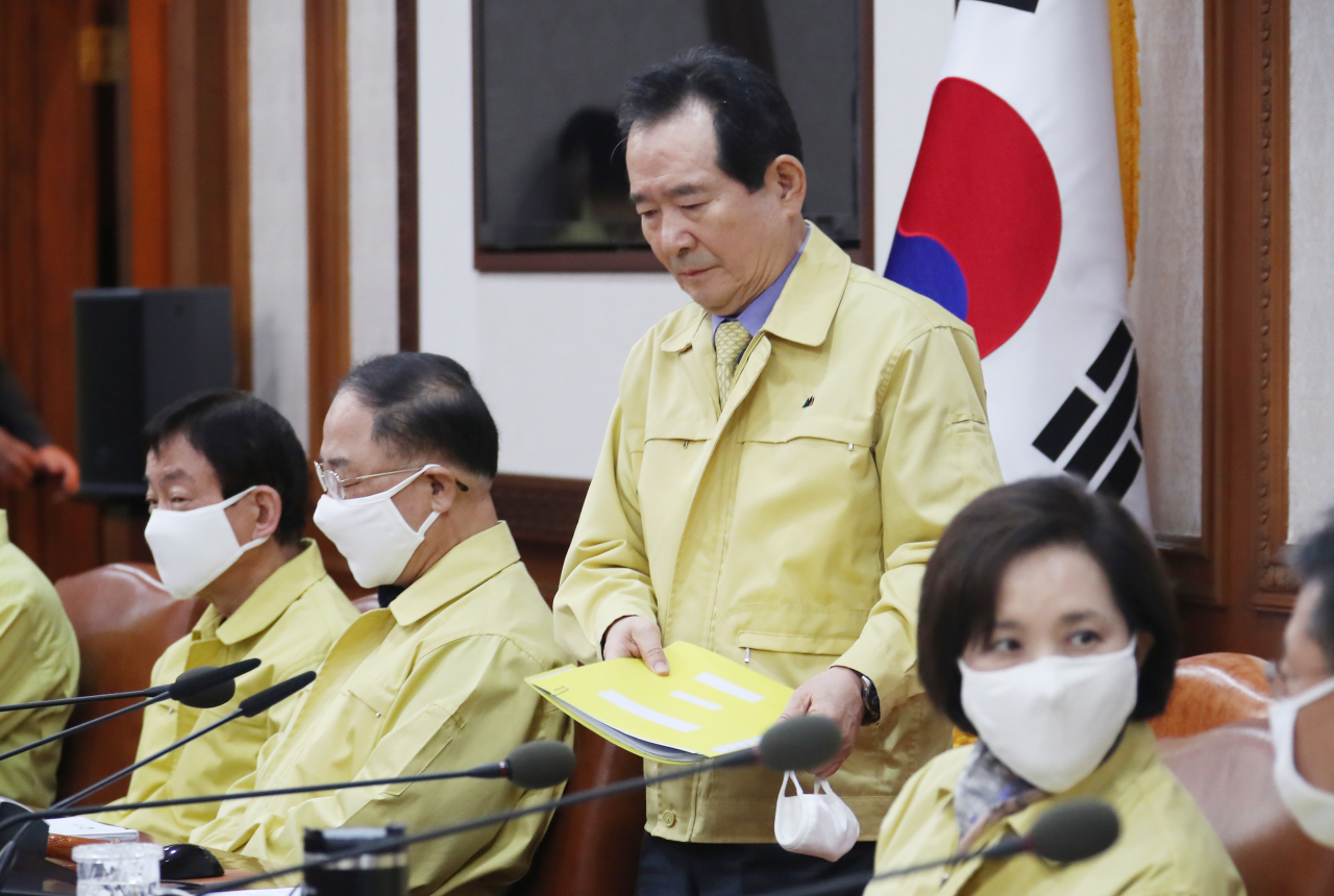 정세균 국무총리가 휴일인 지난 21일 정부서울청사에서 국무위원 전원이 참석해 열린 코로나19 비상국무위원 워크숍에 참석하고 있다. [연합]