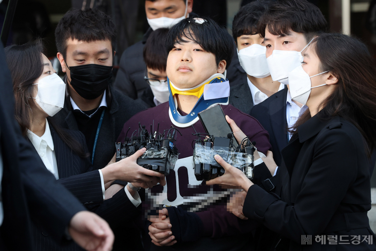 [헤럴드경제=이상섭 기자] 인터넷 메신저 텔레그램에서 미성년자를 포함한 여성들의 성 착취물을 제작 및 유포한 혐의를 받는 '박사방' 운영자 조주빈(25)이 25일 서울 종로구 종로경찰서 유치장에서 나와 검찰로 송치되고 있다. 이날 경찰은 국민의 알권리, 동종범죄 재범방지 및 범죄예방 차원에서 조주빈의 신상을 공개했다. babtong@heraldcorp.com