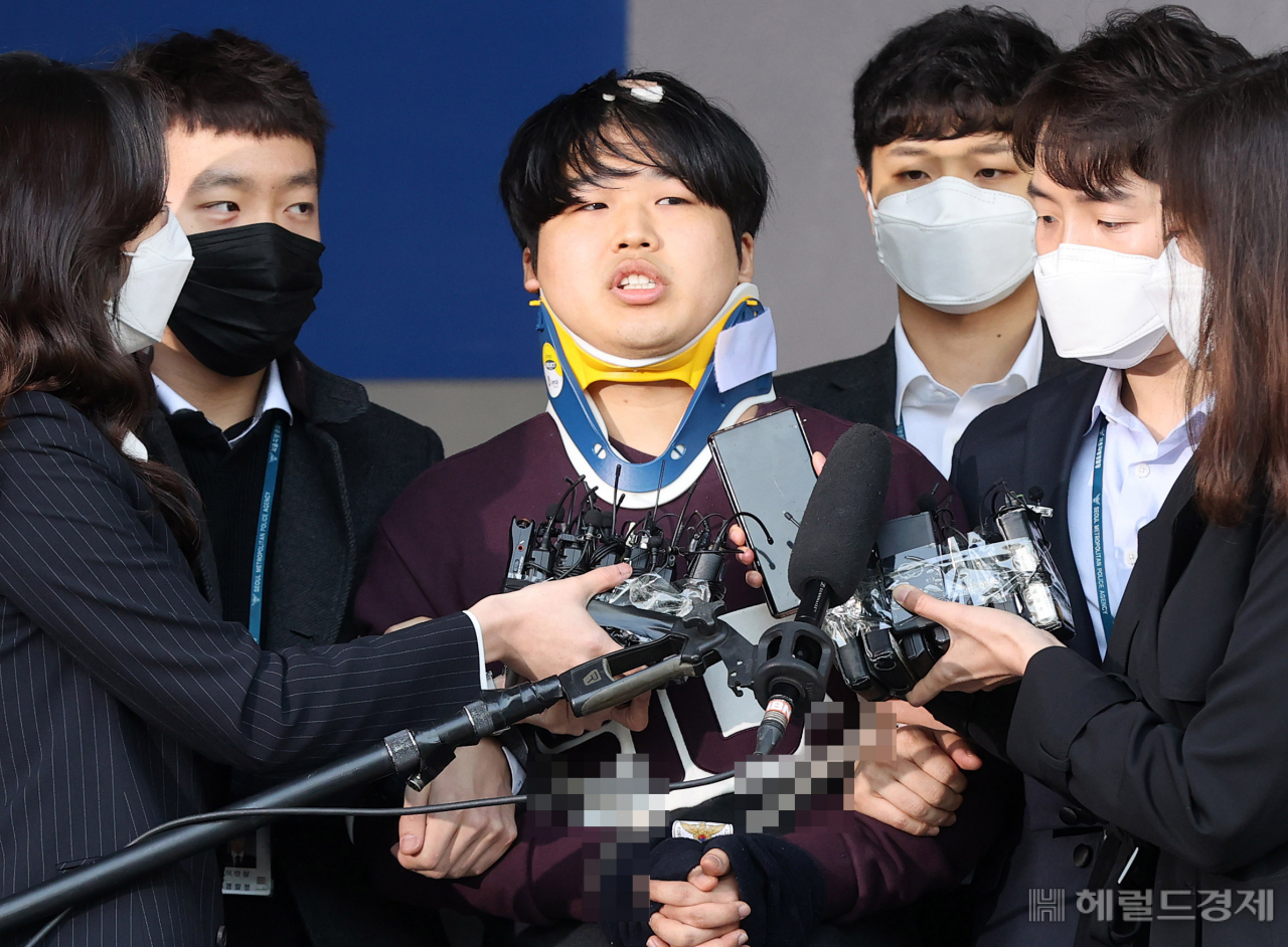 인터넷 메신저 텔레그램에서 미성년자를 포함한 여성들의 성 착취물을 제작·유포한 혐의를 받는 ‘박사방’ 운영자 조주빈이 25일 서울 종로구 종로경찰서 유치장에서 나와 검찰로 송치되고 있다. 앞서 지난 24일 경찰은 국민의 알 권리, 동종범죄 재범방지·범죄 예방 차원에서 조주빈의 신상을 공개하기로 결정했다. 이상섭 기자/babtong@heraldcorp.com