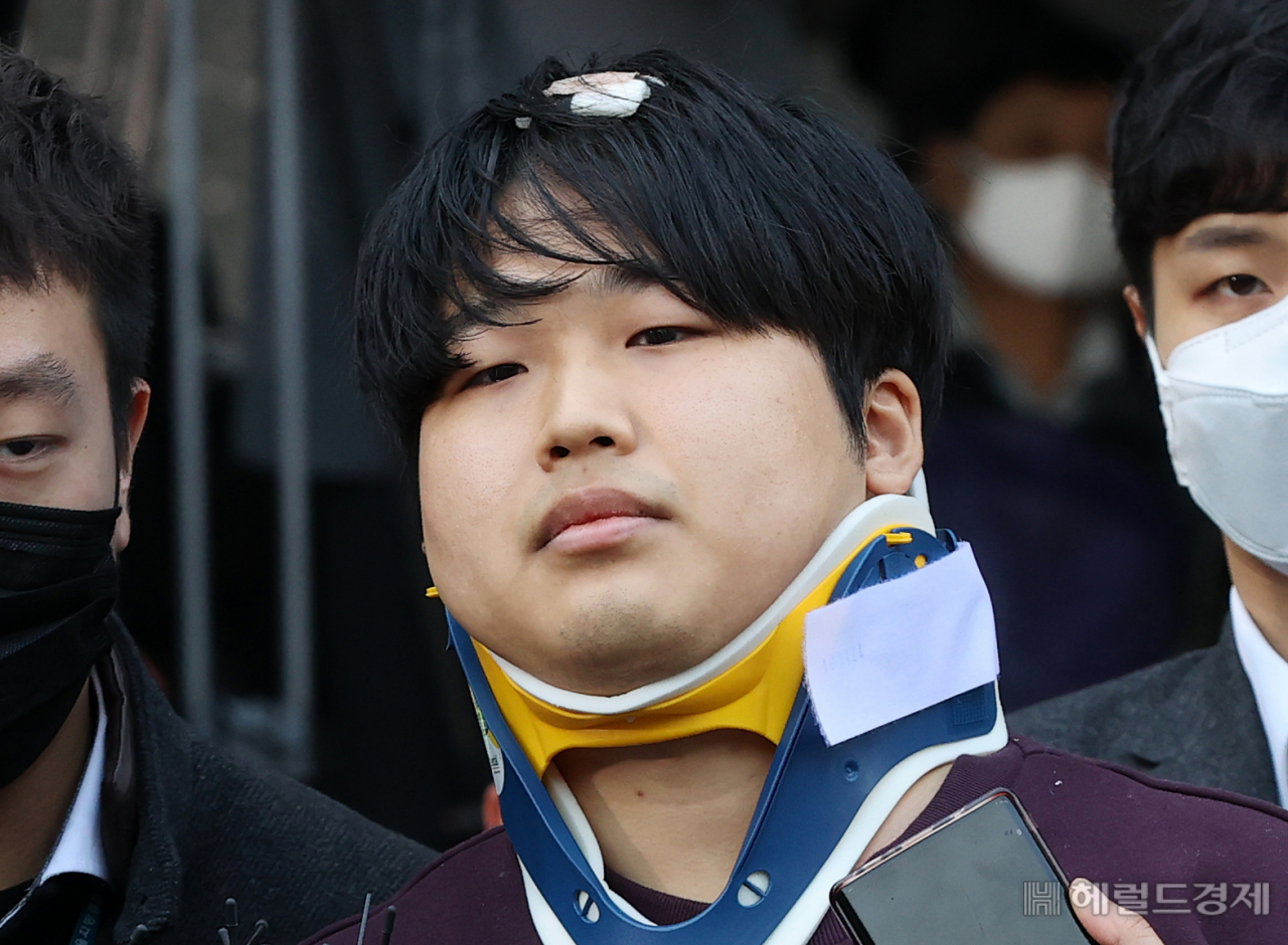 인터넷 메신저 텔레그램에서 미성년자를 포함한 여성들의 성 착취물을 제작 및 유포한 혐의를 받는 '박사방' 운영자 조주빈(25)이 25일 서울 종로구 종로경찰서 유치장에서 나와 검찰로 송치되고 있다. 이날 경찰은 국민의 알권리, 동종범죄 재범방지 및 범죄예방 차원에서 조주빈의 신상을 공개했다. [이상섭기자/babtong@]