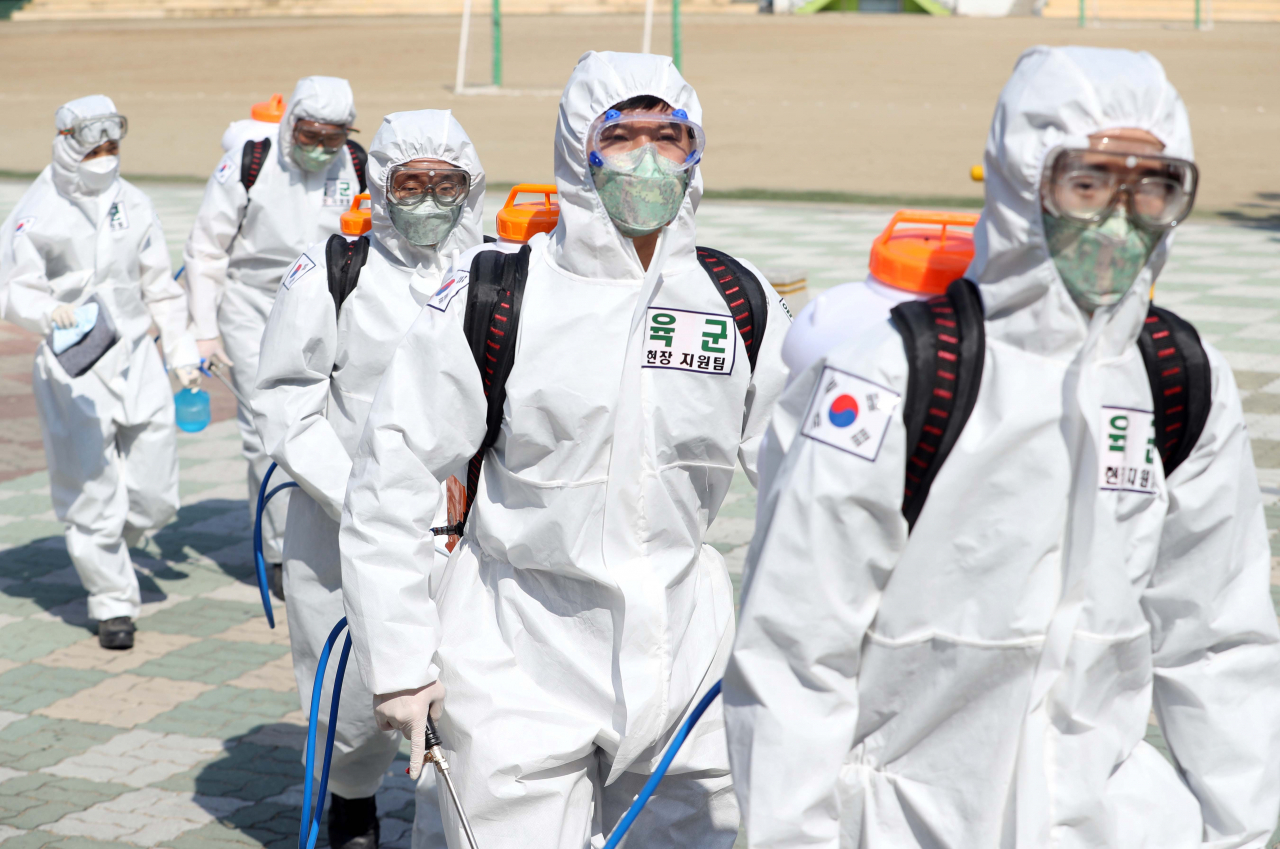 지난 24일 대구시 중구 지하철 명덕역 인근에서 육군 50사단 소속 장병들이 신종 코로나바이러스 감염증(코로나19) 확산 방지를 위한 방역을 하고 있다. [연합]