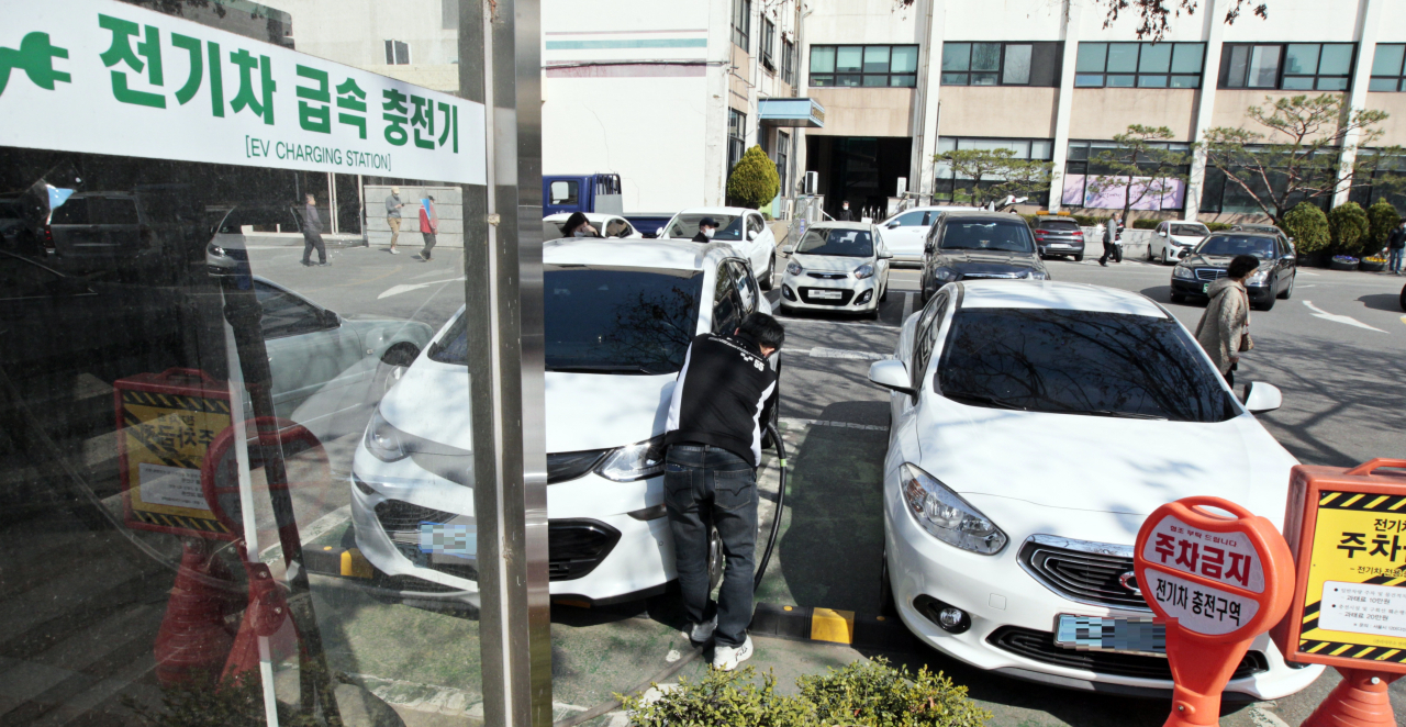 동작구청에 설치된 전기차 급속 충전기에서 충전을 하고 있는 모습. [동작구 제공]