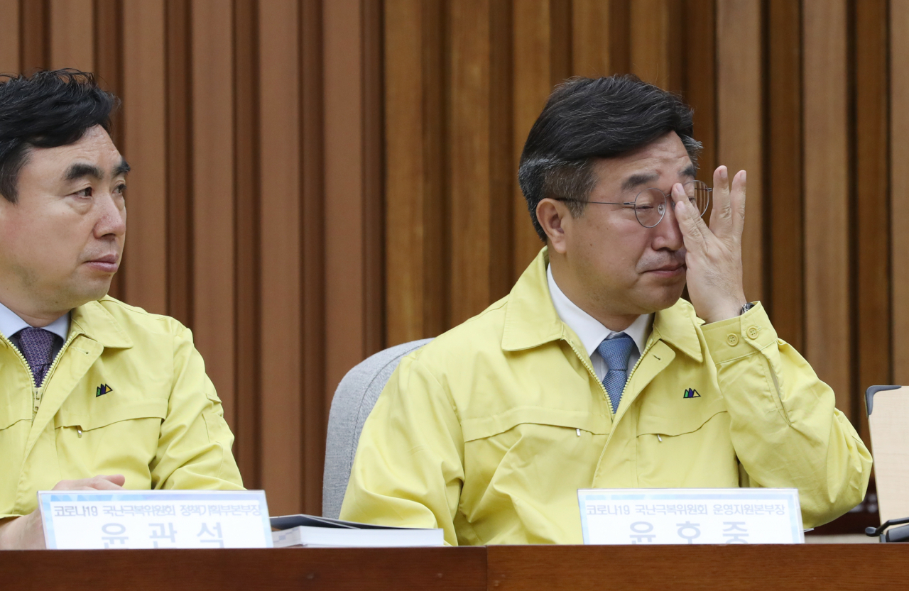 23일 오전 서울 여의도 국회에서 열린 더불어민주당 코로나19 국난극복위원회 회의에서 윤호중 운영지원본부장(정책위의장)이 안경을 고쳐쓰고 있다. [연합]