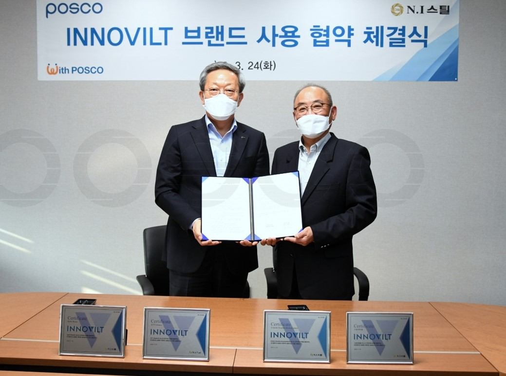 포스코와 NI스틸은 24일 NI스틸 서울사무소에서 첫번째 이노빌트(INNOVILT) 브랜드 사용 협약을 체결하고 이노빌트 현판을 전달하고 있다. 왼쪽부터 포스코 정탁 마케팅본부장, NI스틸 배종민 대표이사(회장) [포스코 제공]