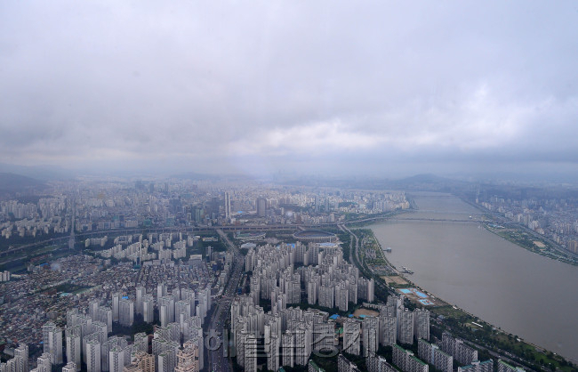 서울 강남권 등 일부 지역에서 시세보다 수억원 하락한 가격에 매매되는 사례가 속출하는 상황에서 잠실 대장주 이른바 ‘엘리트(엘스·리센츠·트리지움)’ 단지 역시 직격탄을 맞았다. 사진은 서울 송파구 엘리트 단지 모습 [헤럴드경제DB]
