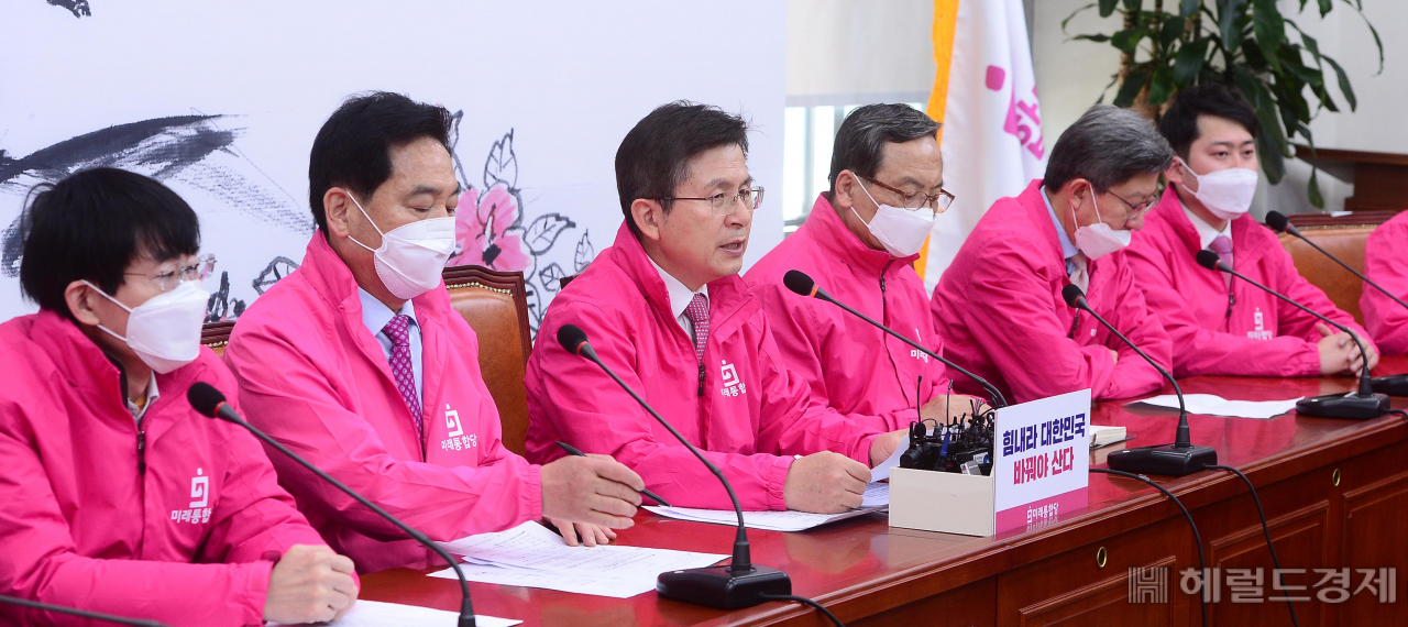 [헤럴드경제=이상섭 기자] 23일 오전 국회에서 열린 미래통합당 중앙선거대책위원회 회의에 참석한 황교안 미래통합당 대표가 현안과 관련한 발언을 하고 있다. babtong@heraldcorp.com