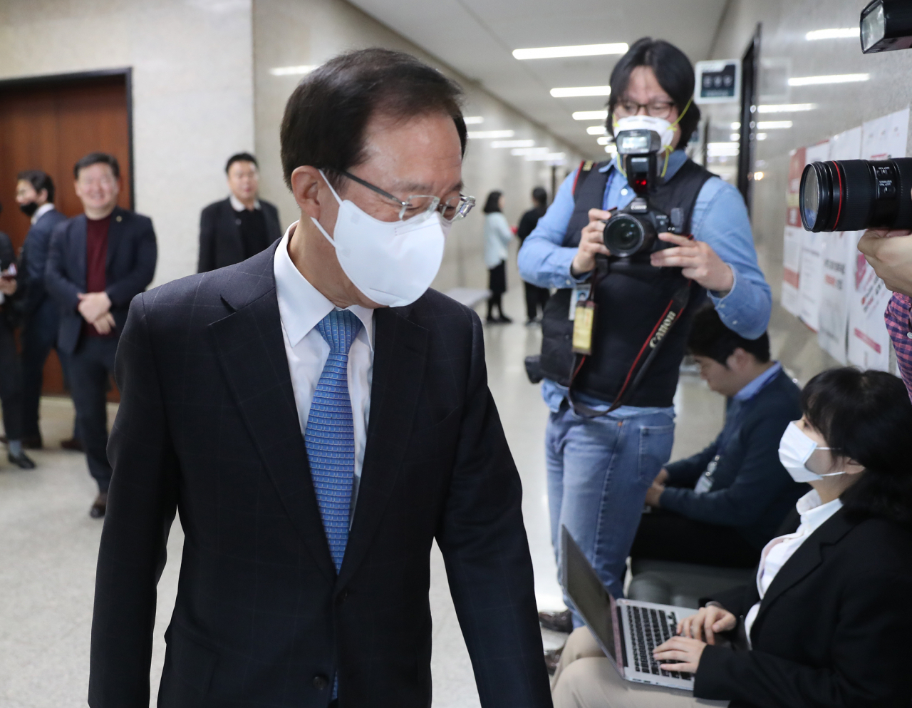 이석연 미래통합당 공천관리위원장 직무대행(부위원장)이 24일 오후 서울 여의도 국회에서 열린 미래통합당 공천관리위원회 회의에 입장하고 있다. [연합]