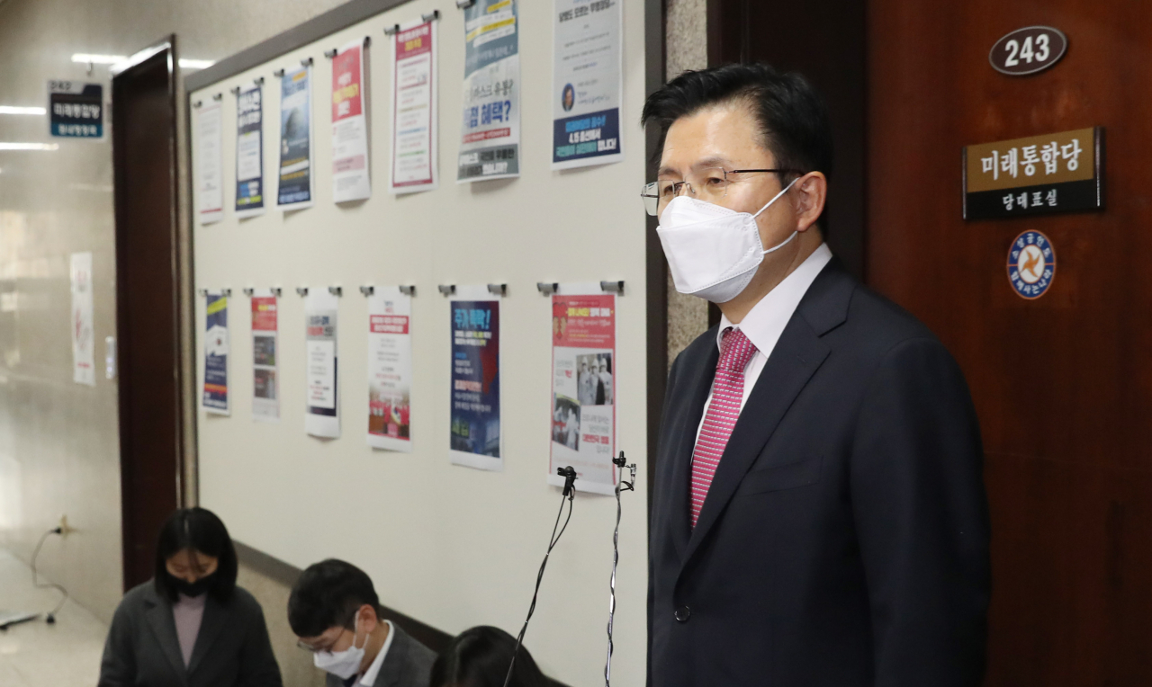 황교안 미래통합당 대표가 25일 오전 서울 여의도 국회 당대표실에서 열린 비공개 최고위원회의를 마치고 나와 기자들의 질문에 답하고 있다. [연합]