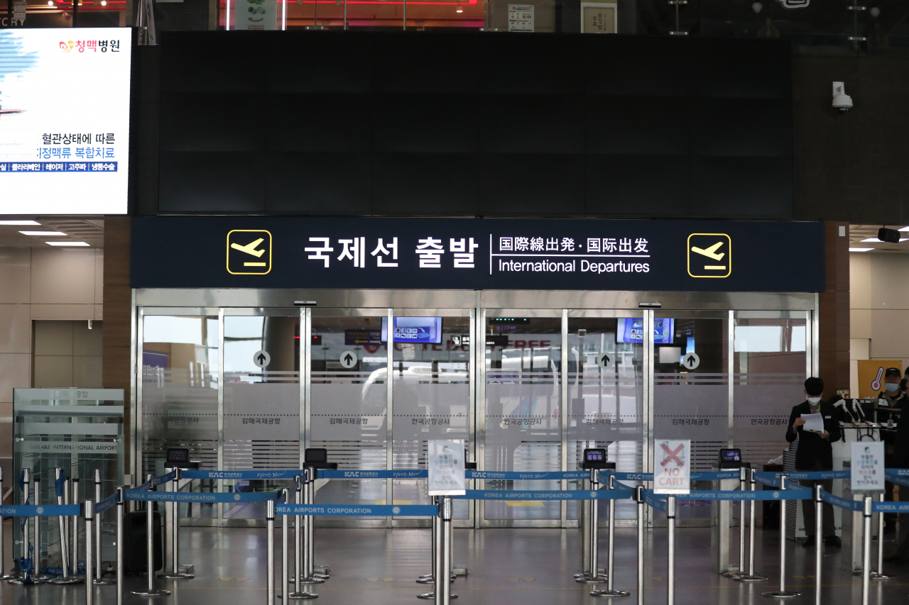 지난 24일 부산 강서구 김해국제공항 출국장이 텅 비어있다. 이날 김해공항 국제선은 일일 이착륙 항공기 수가 0대를 기록했다. 김해공항은 현재 외항사가 운영하는 도쿄와 블라디보스토크 노선이 전부다. [연합]