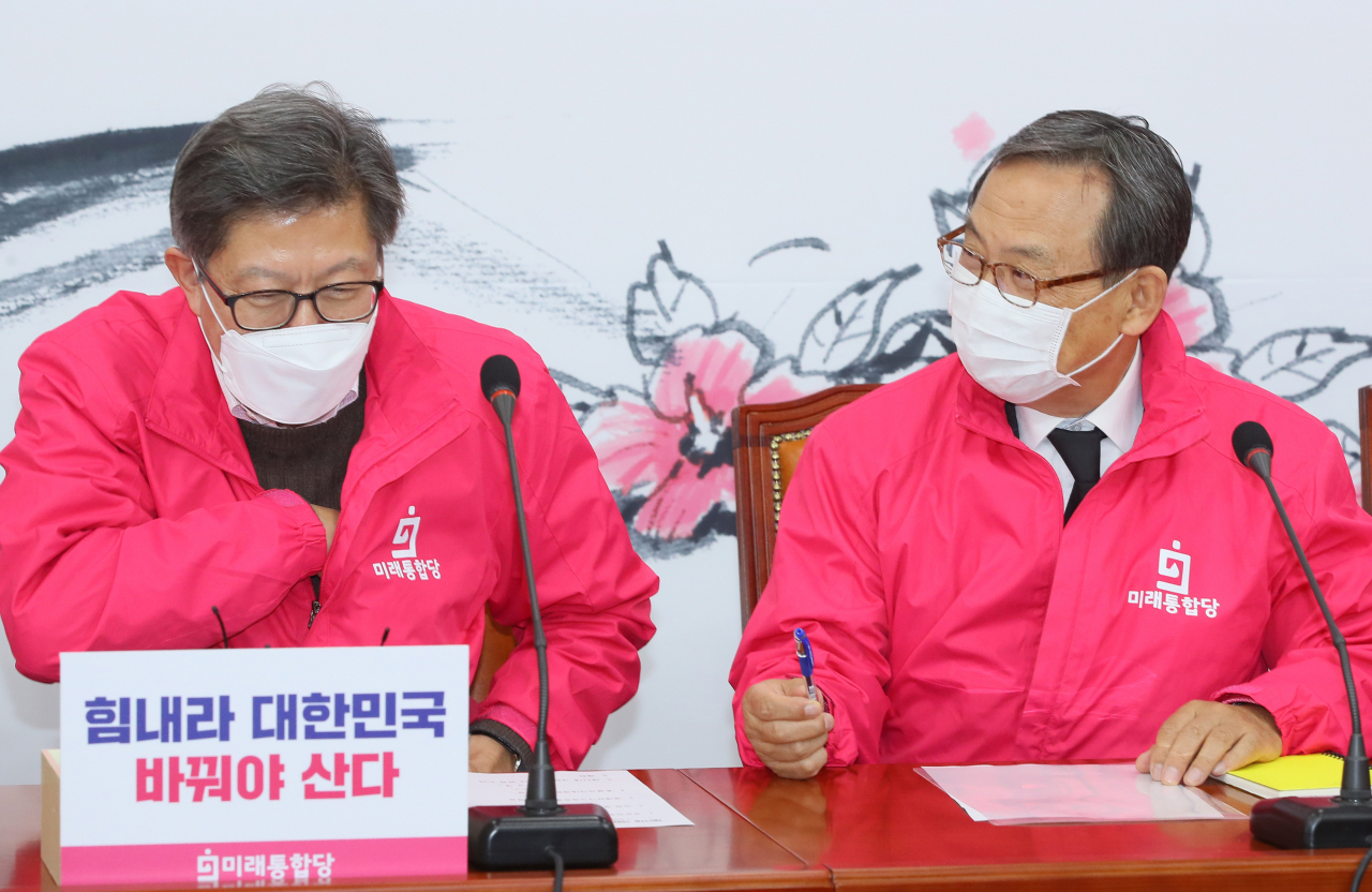박형준(왼쪽)·신세돈 미래통합당 공동선대위원장이 25일 국회에서 열린 선거전략대책회의에서 논의하고 있다. [연합]