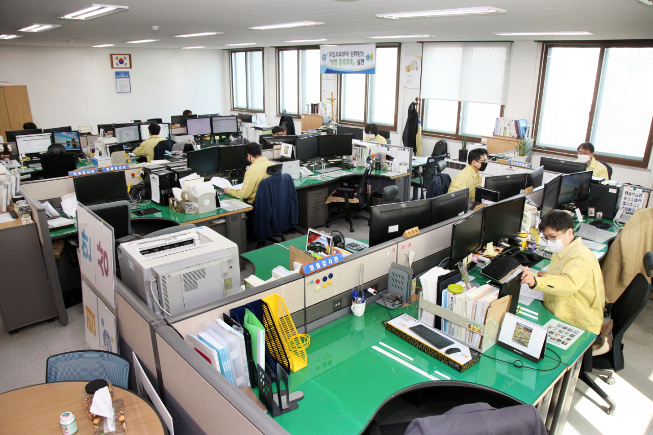 충북도교육청은 신종 코로나바이러스 감염증(코로나19) 확산을 막고자 25일부터 희망하는 지방 공무원을 대상으로 재택근무를 하도록 했다고 밝혔다. 재택근무는 각급 학교 개학 예정일 전인 다음 달 3일까지 실시된다. [충북도교육청 제공. 재판매 및 DB 금지] 연합뉴스