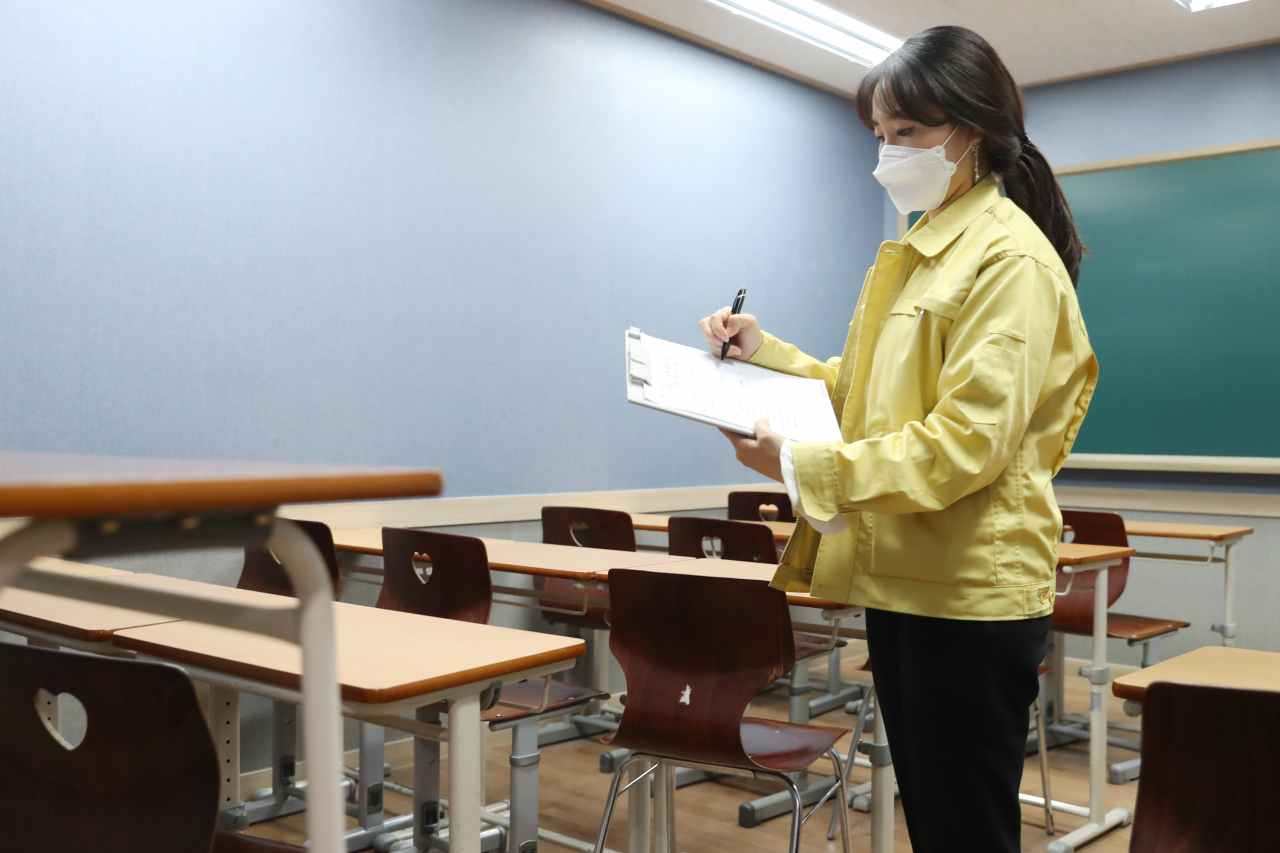 24일 서울 성동구청 직원이 관내 학원시설을 방문해 현장 점검을 하고 있다. [성동구 제공]